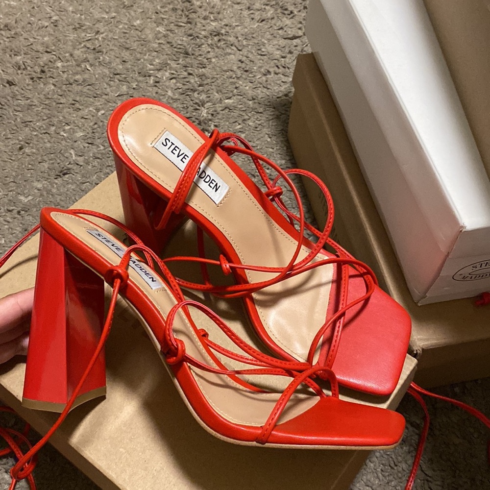 *NEW* Steve Madden Leverage tie up heel